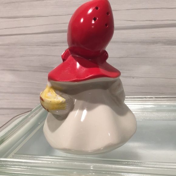 Hull vintage shaker.  Red ridinghood salt shaker.Rare - Picture 4 of 7